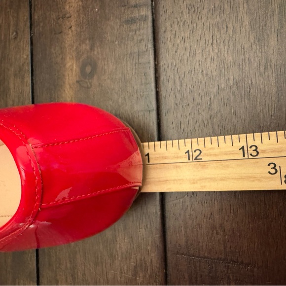 Kate Spade New York Red Patent Leather Flats Bow Spade Gold Charm - Picture 11 of 11